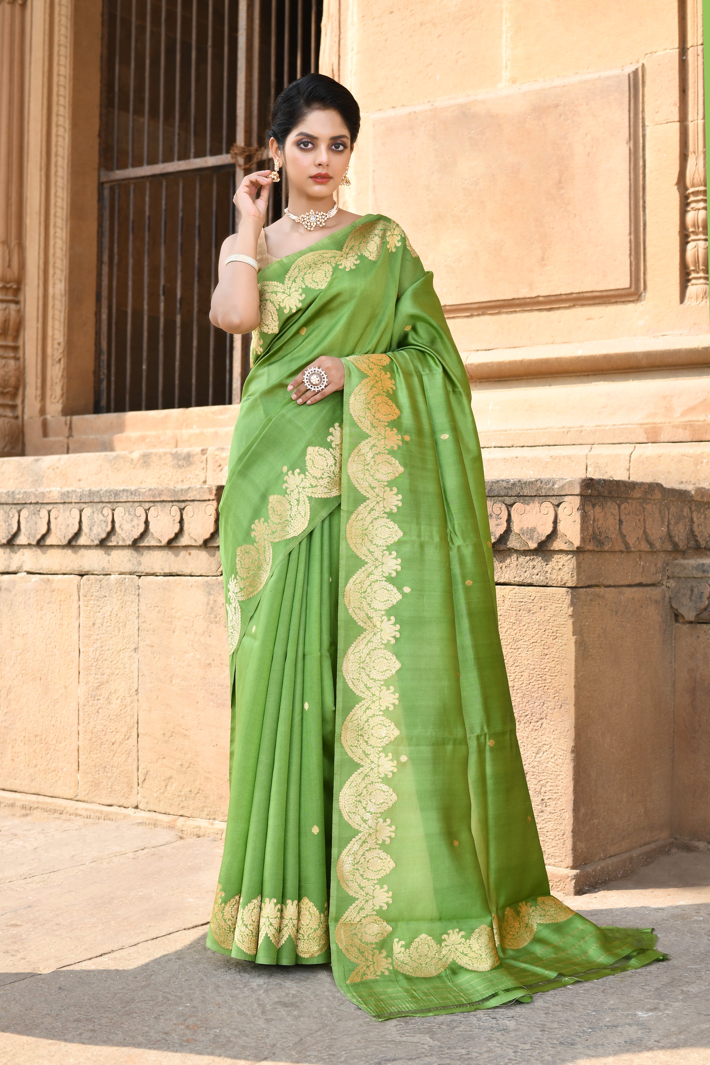 Green' Pure Katan Silk Banarasi Handloom Saree With Kadhua Scalloped Border Green' Pure Katan Silk Banarasi Handloom Saree With Kadhua Scalloped Border