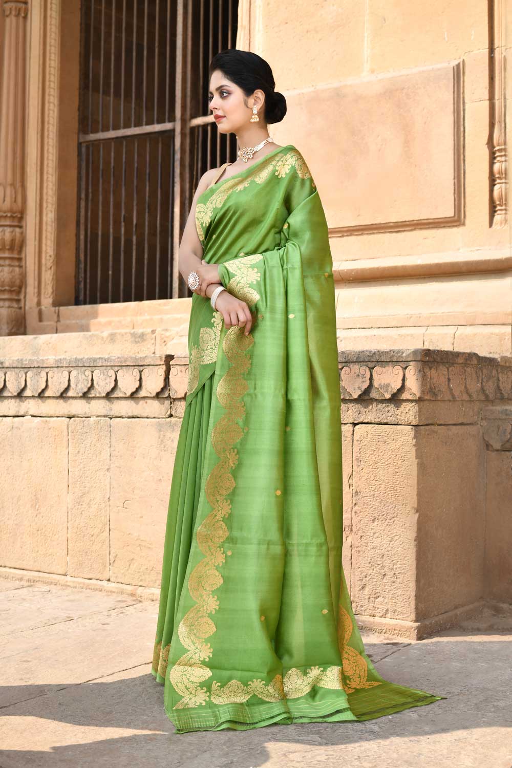 Green' Pure Katan Silk Banarasi Handloom Saree With Kadhua Scalloped Border Green' Pure Katan Silk Banarasi Handloom Saree With Kadhua Scalloped Border