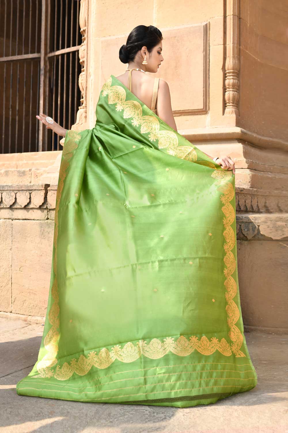 Green' Pure Katan Silk Banarasi Handloom Saree With Kadhua Scalloped Border Green' Pure Katan Silk Banarasi Handloom Saree With Kadhua Scalloped Border