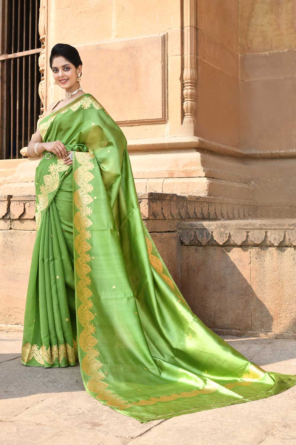 Green' Pure Katan Silk Banarasi Handloom Saree With Kadhua Scalloped Border Green' Pure Katan Silk Banarasi Handloom Saree With Kadhua Scalloped Border