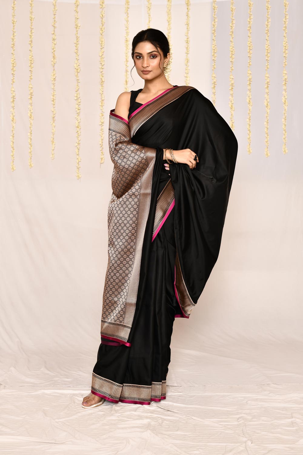 Black Semi Katan Silk Mushru Satin Banarasi Handloom Saree Black Semi Katan Silk Mushru Satin Banarasi Handloom Saree