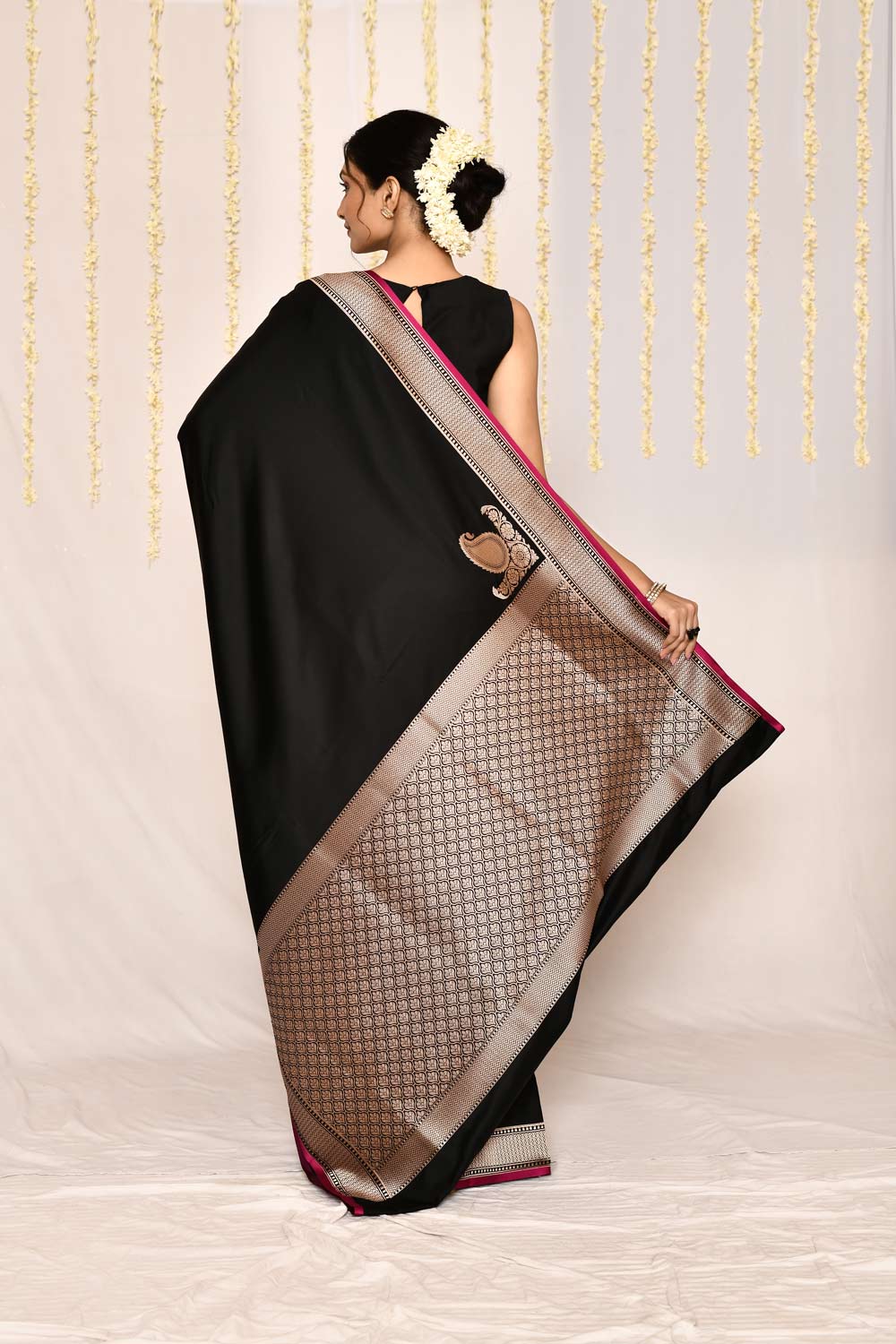 Black Semi Katan Silk Mushru Satin Banarasi Handloom Saree Black Semi Katan Silk Mushru Satin Banarasi Handloom Saree