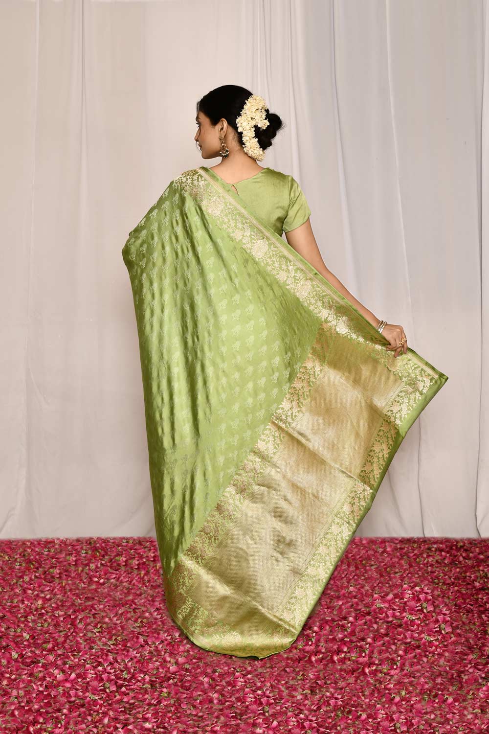 Pista Green Pure Katan Mushru Silk Banarasi Tanchoi Handloom Silk Saree Pista Green Pure Katan Mushru Silk Banarasi Tanchoi Handloom Silk Saree