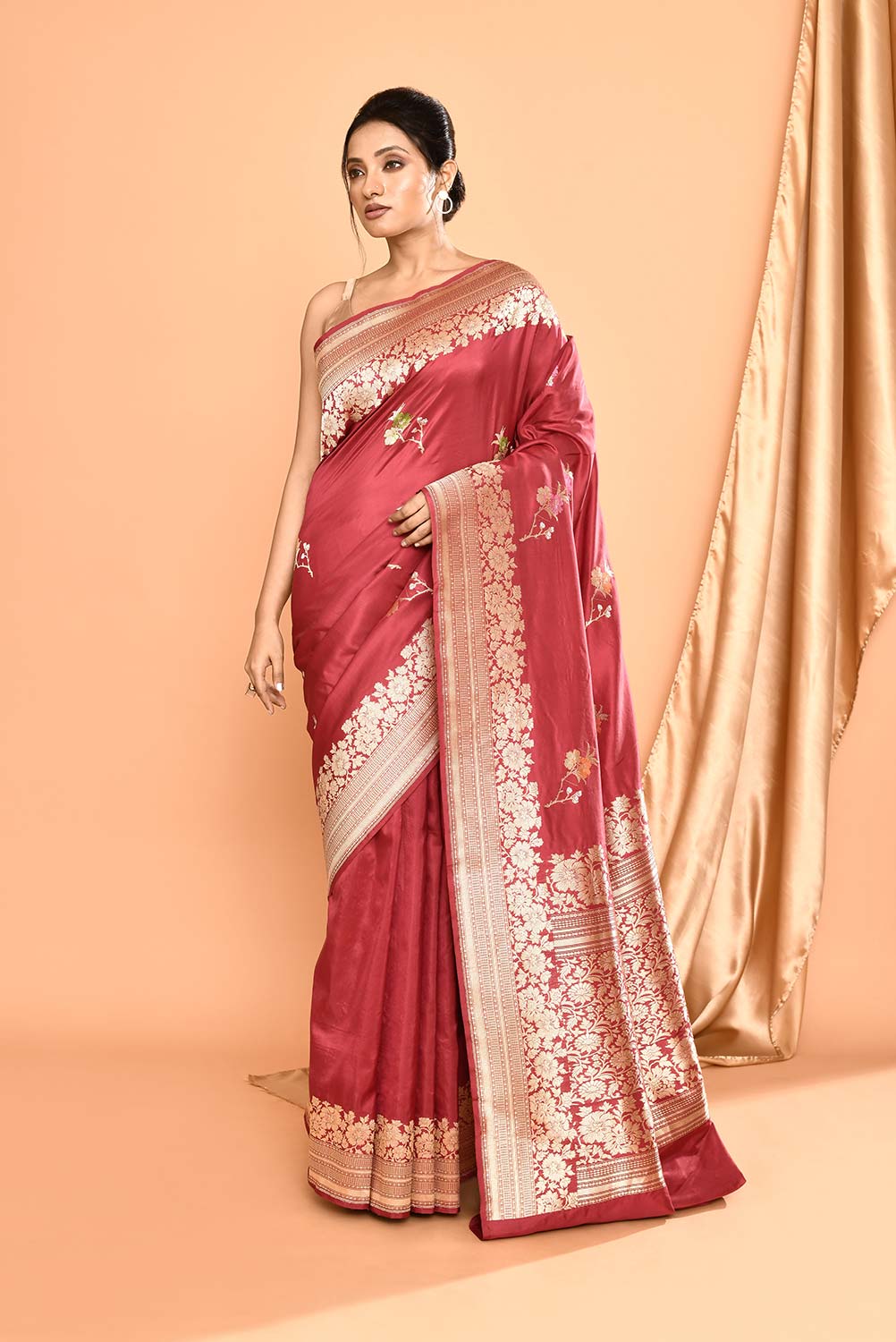 'Gul' Red Onion Punch - Pure Katan Silk Banarasi Handloom Saree with Meenakri kadhua Boota 'Gul' Red Onion Punch - Pure Katan Silk Banarasi Handloom Saree with Meenakri kadhua Boota