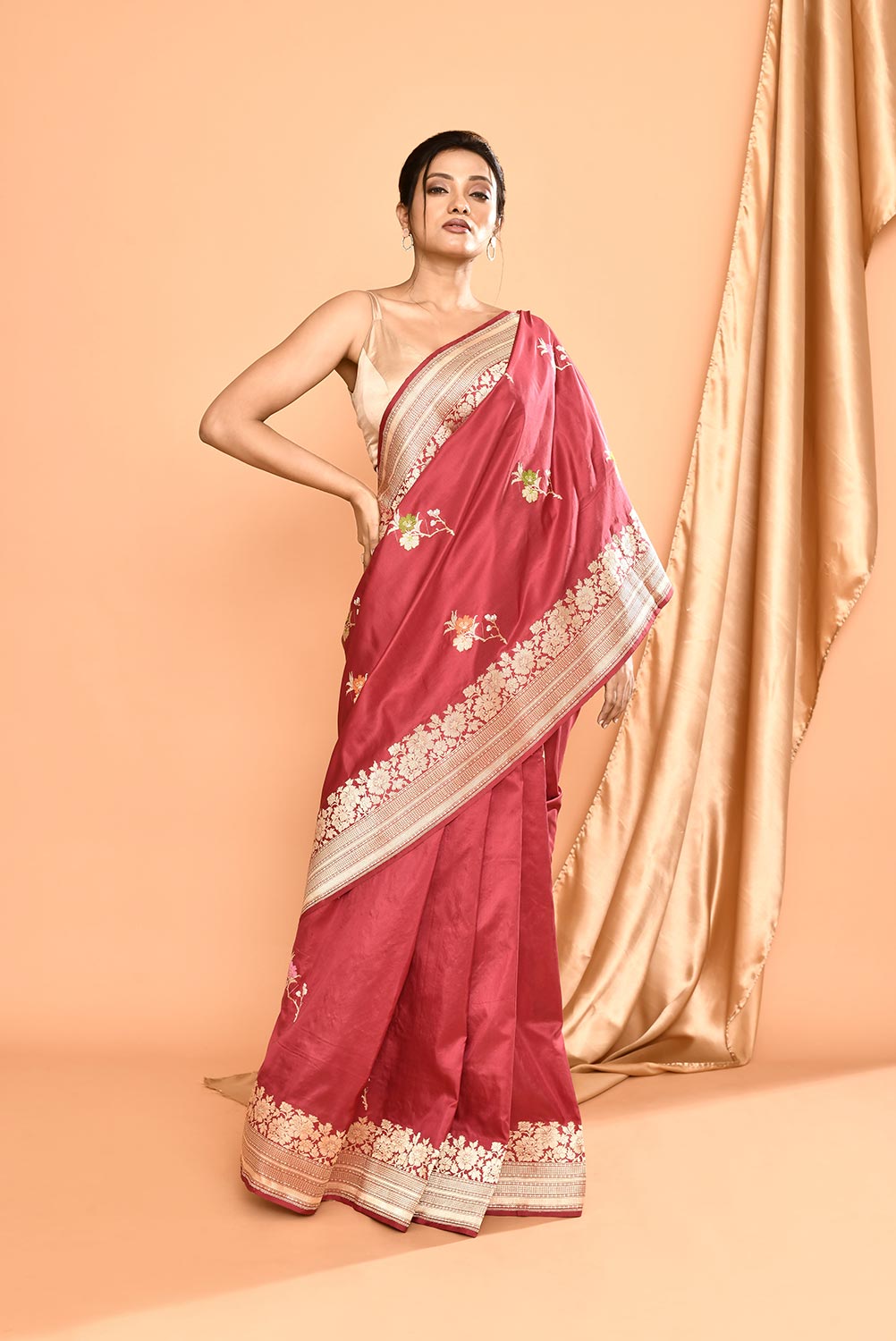 'Gul' Red Onion Punch - Pure Katan Silk Banarasi Handloom Saree with Meenakri kadhua Boota 'Gul' Red Onion Punch - Pure Katan Silk Banarasi Handloom Saree with Meenakri kadhua Boota