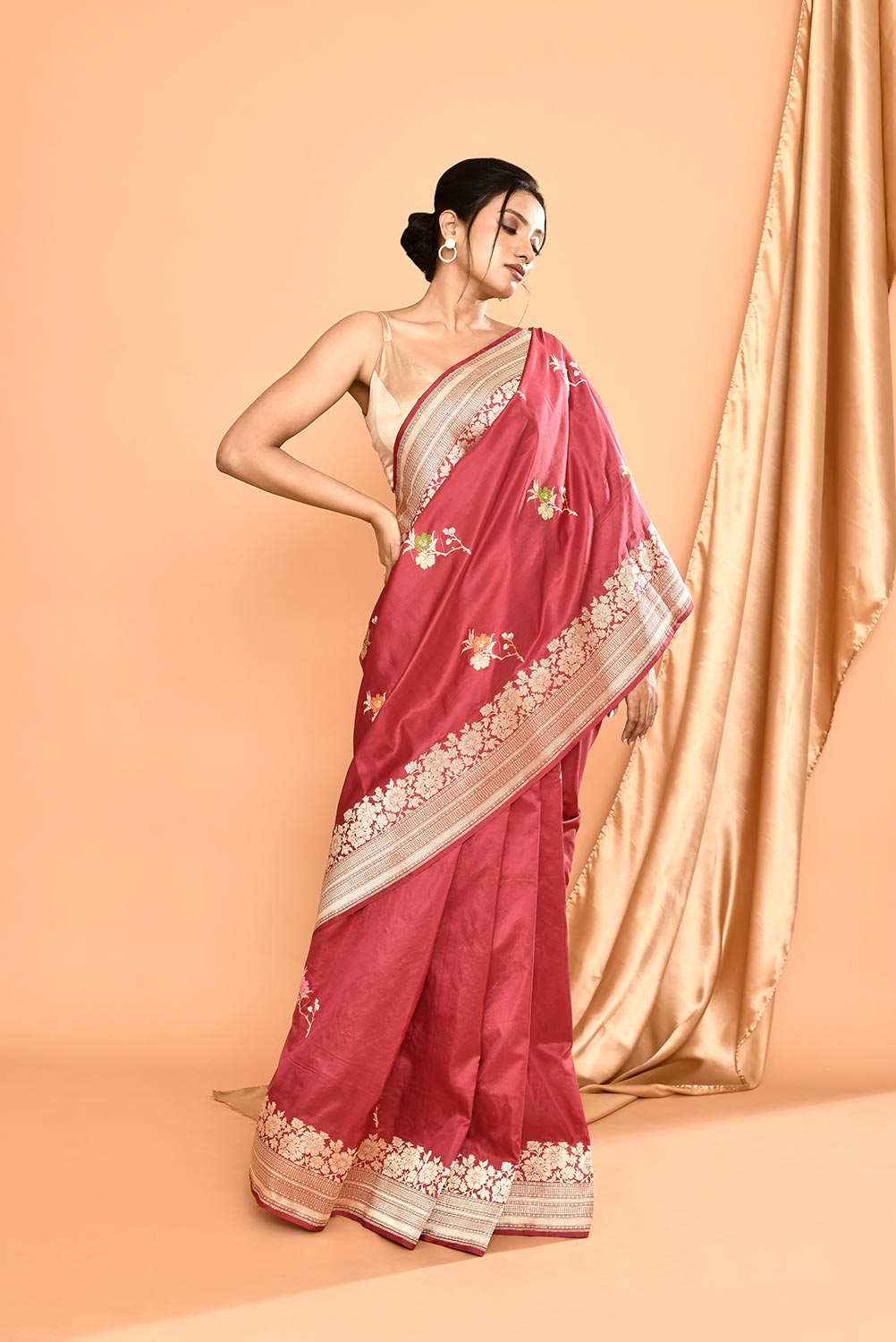 'Gul' Red Onion Punch - Pure Katan Silk Banarasi Handloom Saree with Meenakri kadhua Boota 'Gul' Red Onion Punch - Pure Katan Silk Banarasi Handloom Saree with Meenakri kadhua Boota