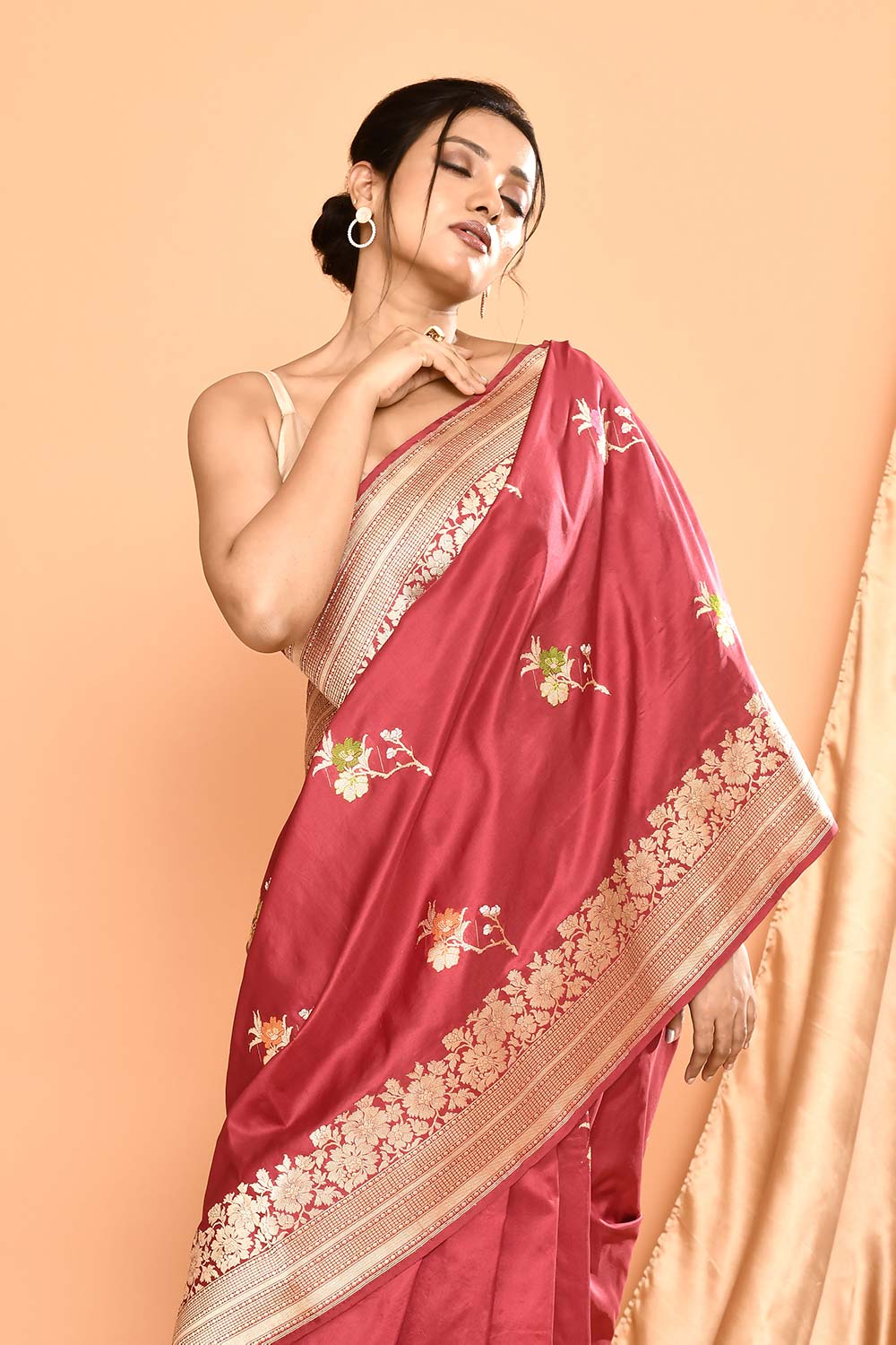 'Gul' Red Onion Punch - Pure Katan Silk Banarasi Handloom Saree with Meenakri kadhua Boota 'Gul' Red Onion Punch - Pure Katan Silk Banarasi Handloom Saree with Meenakri kadhua Boota