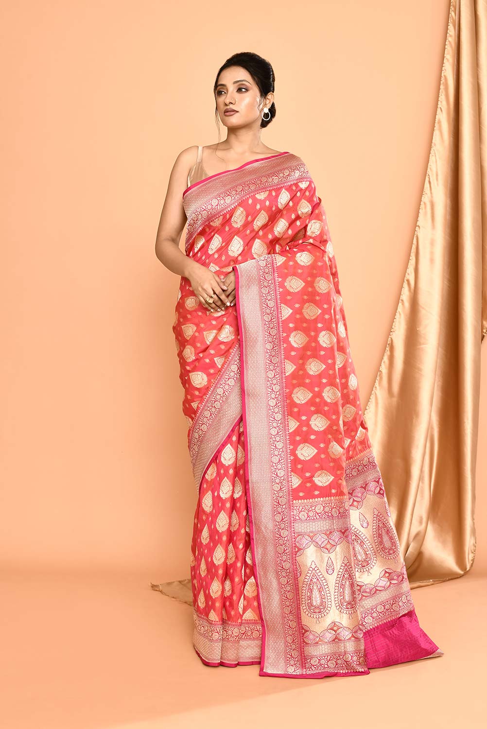 Handloom Pink - Orange Pure Katan Silk Banarasi Handloom Saree with Contrast Border Handloom Pink - Orange Pure Katan Silk Banarasi Handloom Saree with Contrast Border
