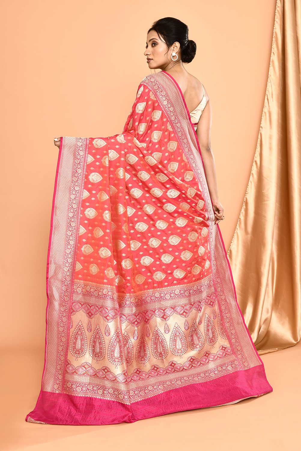 Handloom Pink - Orange Pure Katan Silk Banarasi Handloom Saree with Contrast Border Handloom Pink - Orange Pure Katan Silk Banarasi Handloom Saree with Contrast Border