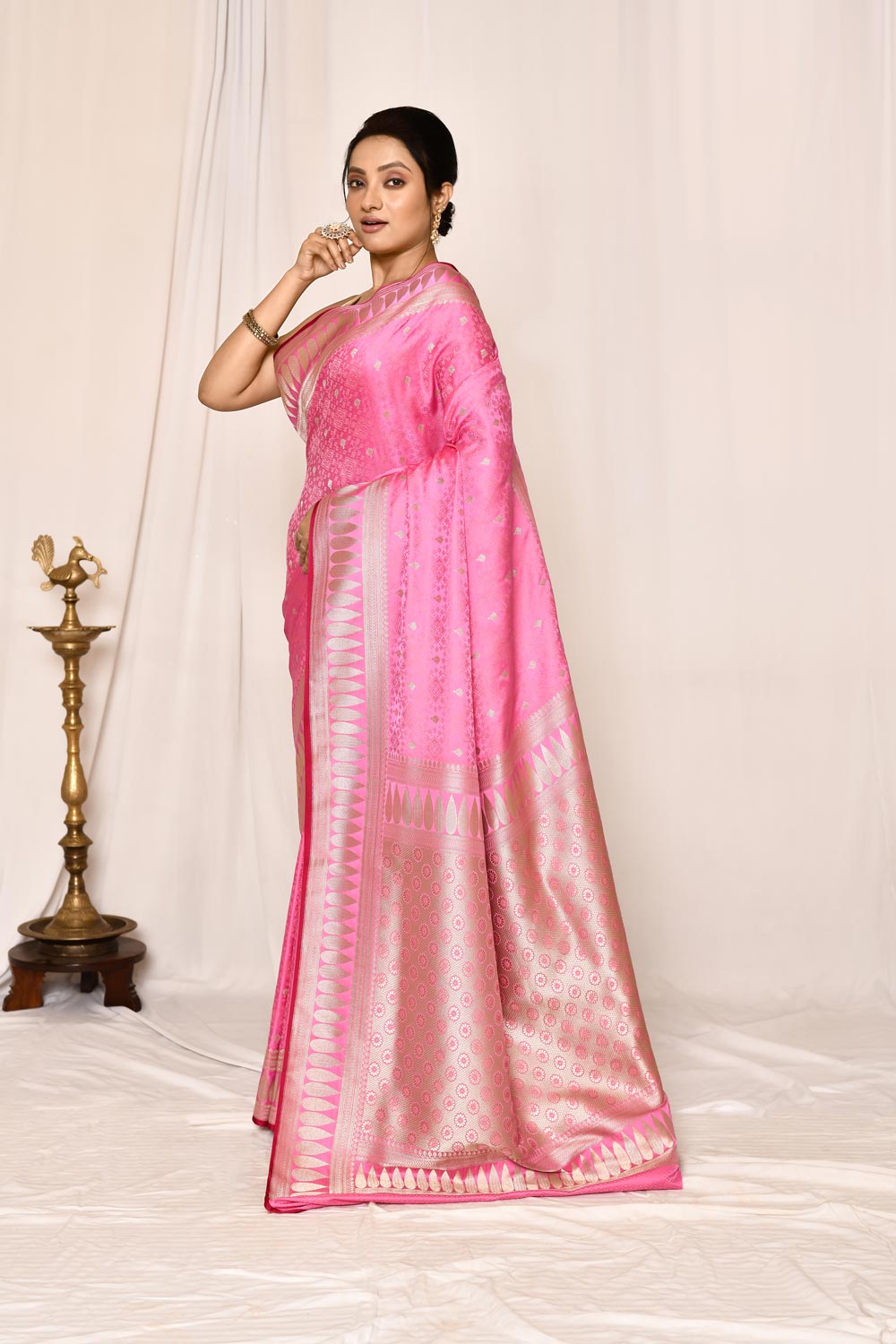 Rose Pink Semi Katan Mushru Satin Banarasi Handloom Saree Rose Pink Semi Katan Mushru Satin Banarasi Handloom Saree