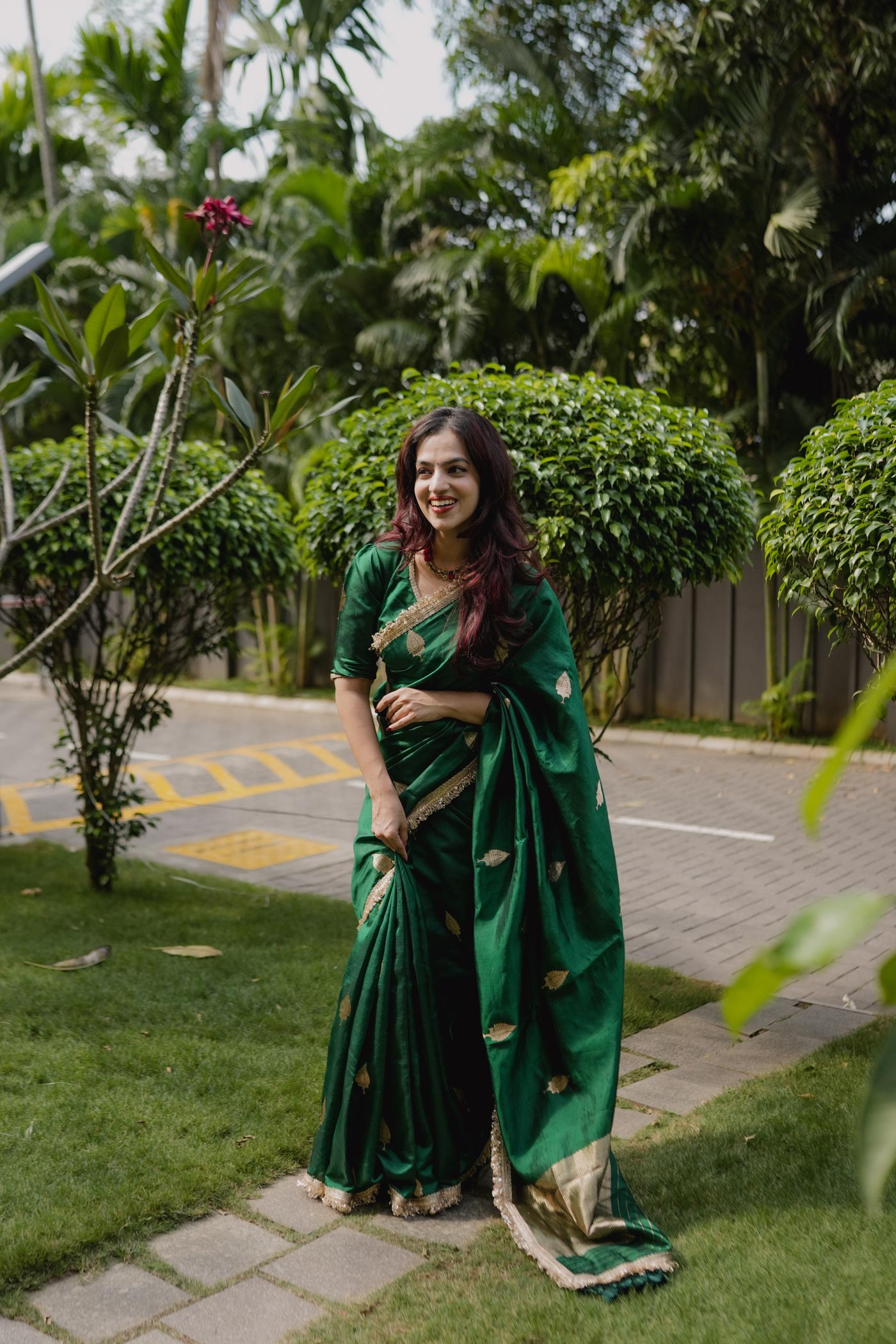 Bottle Green Pure Katan Silk Kadhua Banarasi Handloom Saree Bottle Green Pure Katan Silk Kadhua Banarasi Handloom Saree