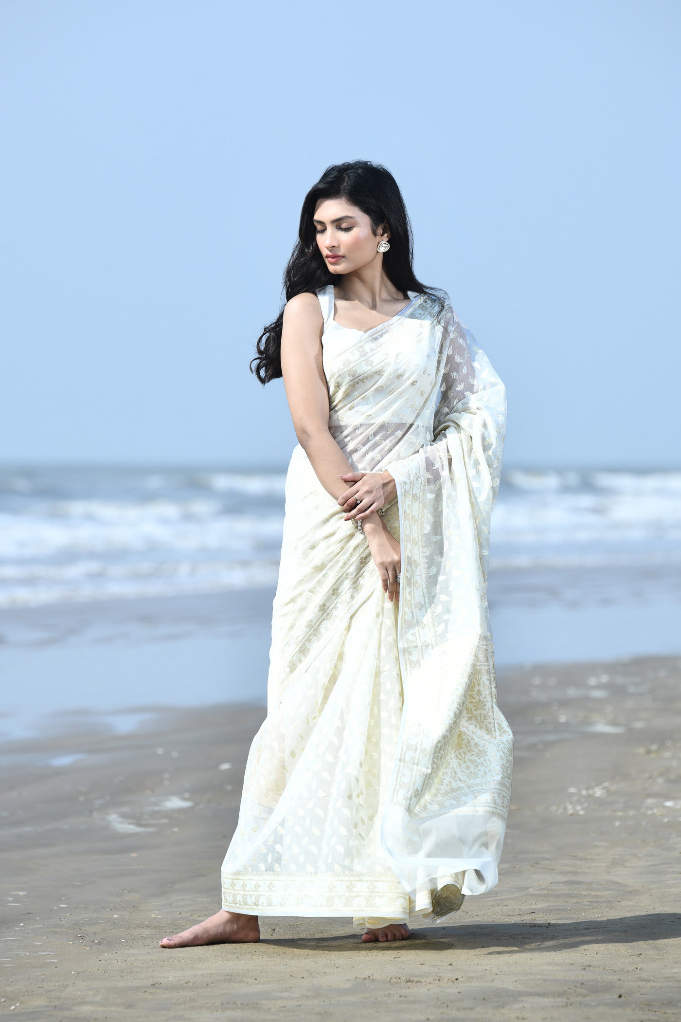 'Zehn-e-Gul' Off-White Pure Resham Cotton Silk Banarasi Handloom Saree 'Zehn-e-Gul' Off-White Pure Resham Cotton Silk Banarasi Handloom Saree