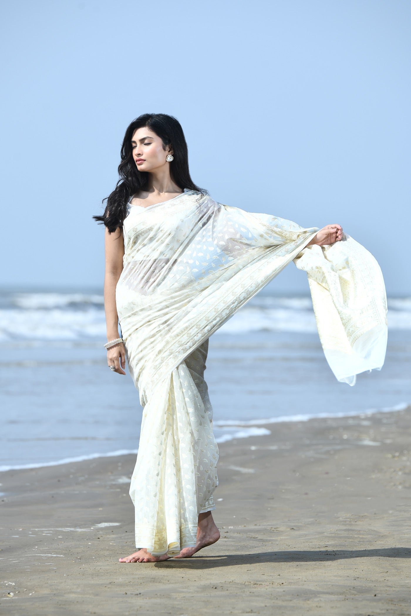 'Zehn-e-Gul' Off-White Pure Resham Cotton Silk Banarasi Handloom Saree 'Zehn-e-Gul' Off-White Pure Resham Cotton Silk Banarasi Handloom Saree