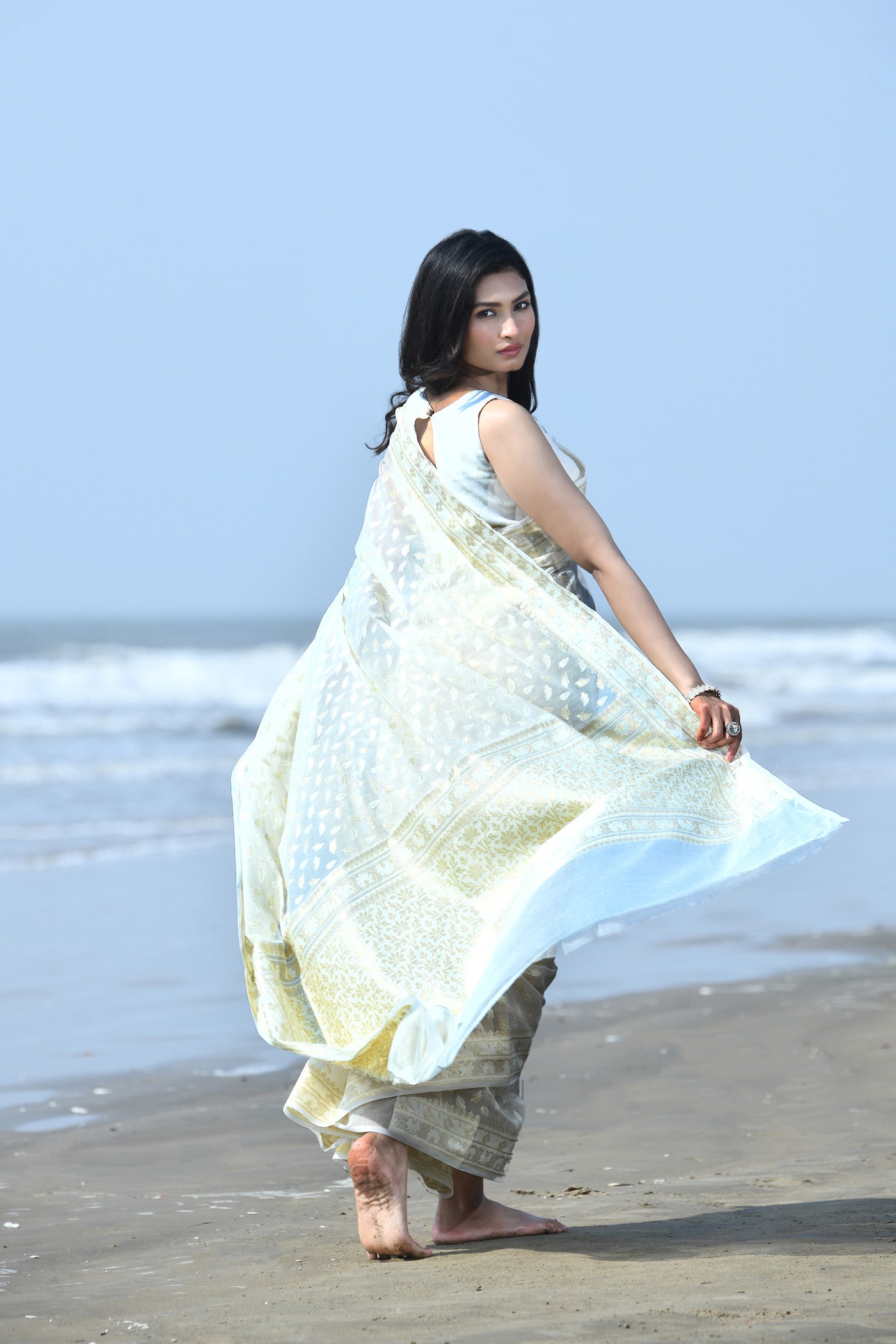 'Zehn-e-Gul' Off-White Pure Resham Cotton Silk Banarasi Handloom Saree 'Zehn-e-Gul' Off-White Pure Resham Cotton Silk Banarasi Handloom Saree
