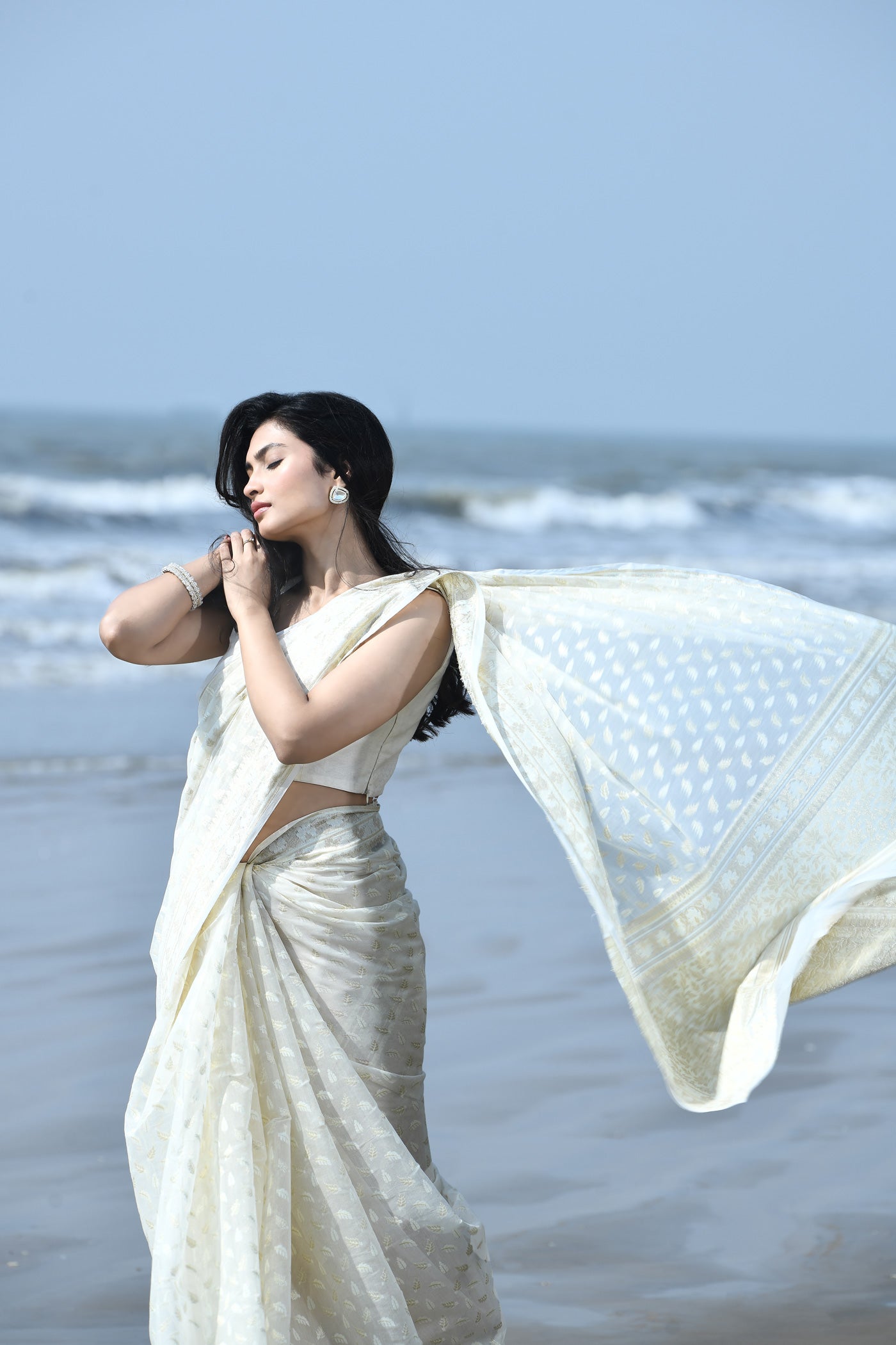'Zehn-e-Gul' Off-White Pure Resham Cotton Silk Banarasi Handloom Saree 'Zehn-e-Gul' Off-White Pure Resham Cotton Silk Banarasi Handloom Saree