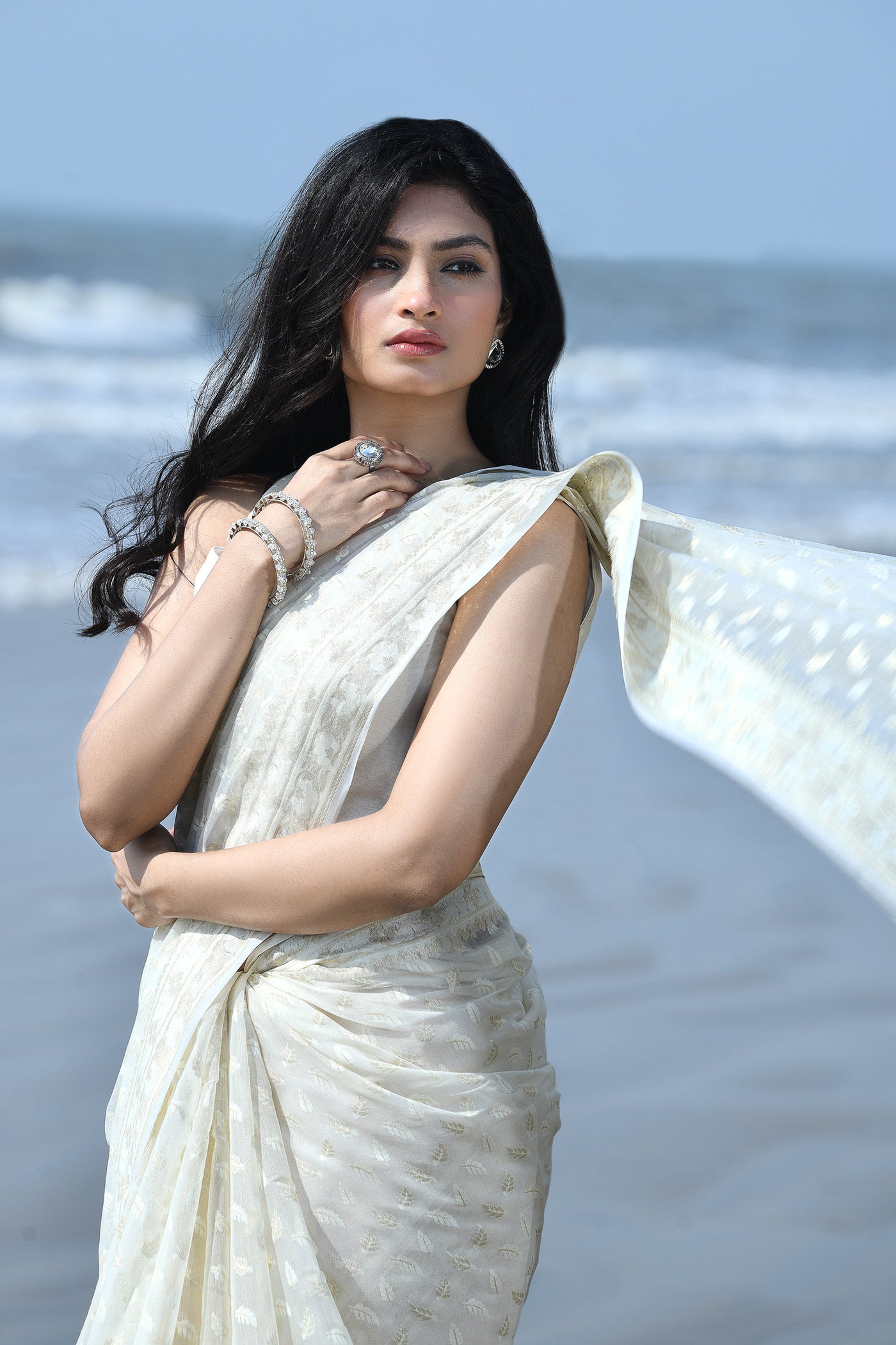 'Zehn-e-Gul' Off-White Pure Resham Cotton Silk Banarasi Handloom Saree 'Zehn-e-Gul' Off-White Pure Resham Cotton Silk Banarasi Handloom Saree