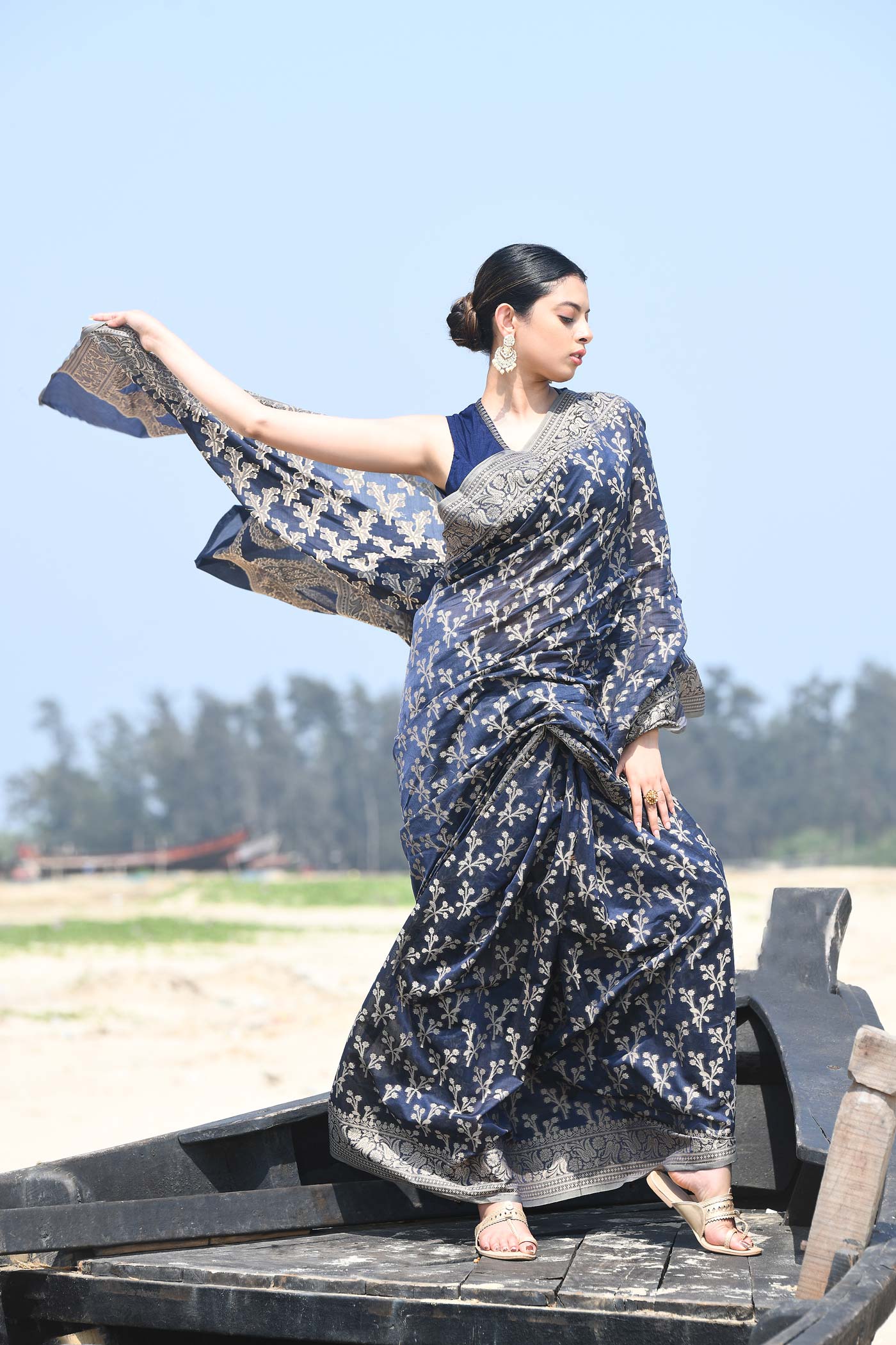 'Zaroka' Navy Blue Pure Resham Cotton Banarasi Handloom Saree 'Zaroka' Navy Blue Pure Resham Cotton Banarasi Handloom Saree