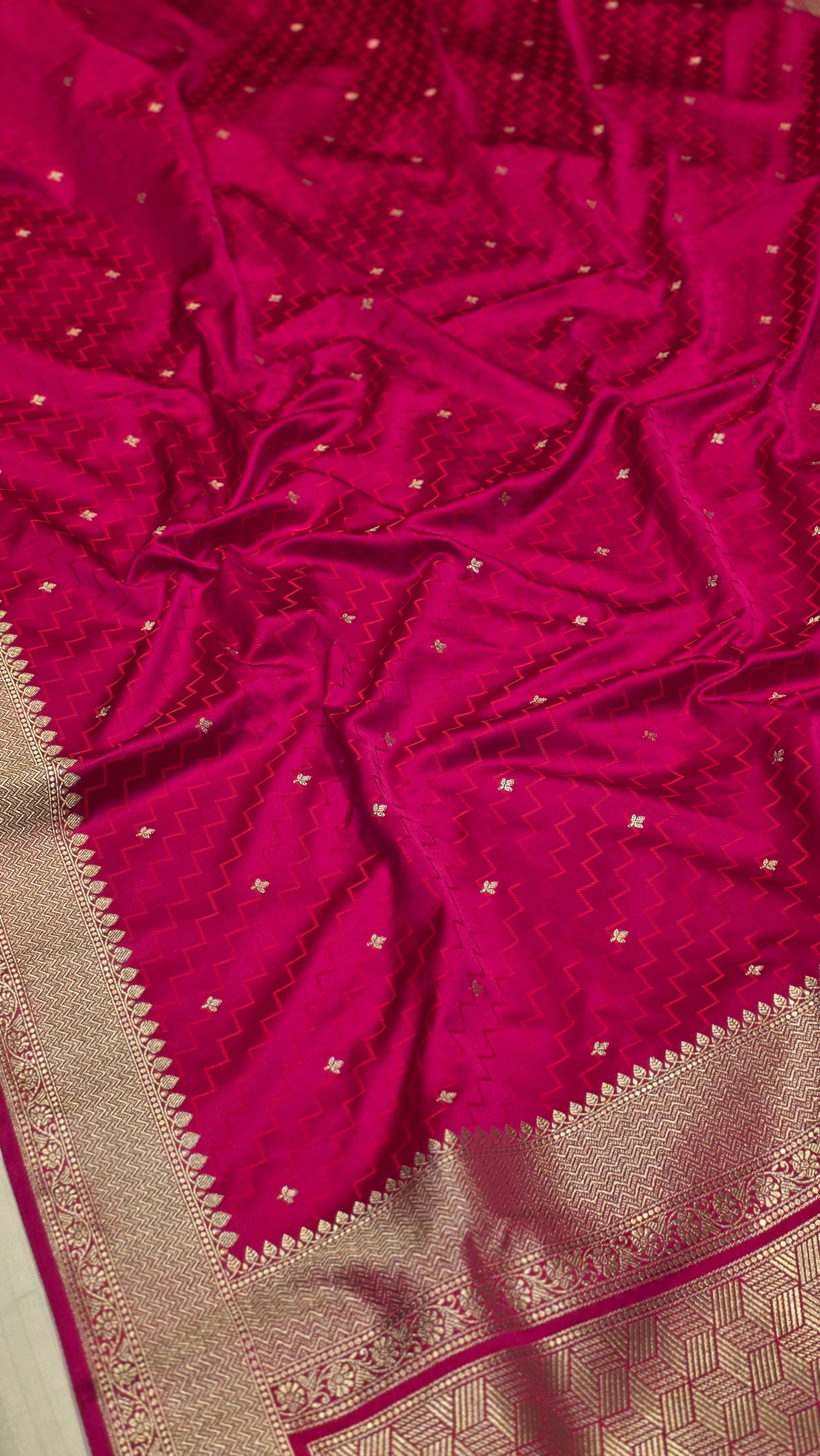 Raspberry Pink Red Mushru Banarasi Handloom Saree Raspberry Pink Red Mushru Banarasi Handloom Saree