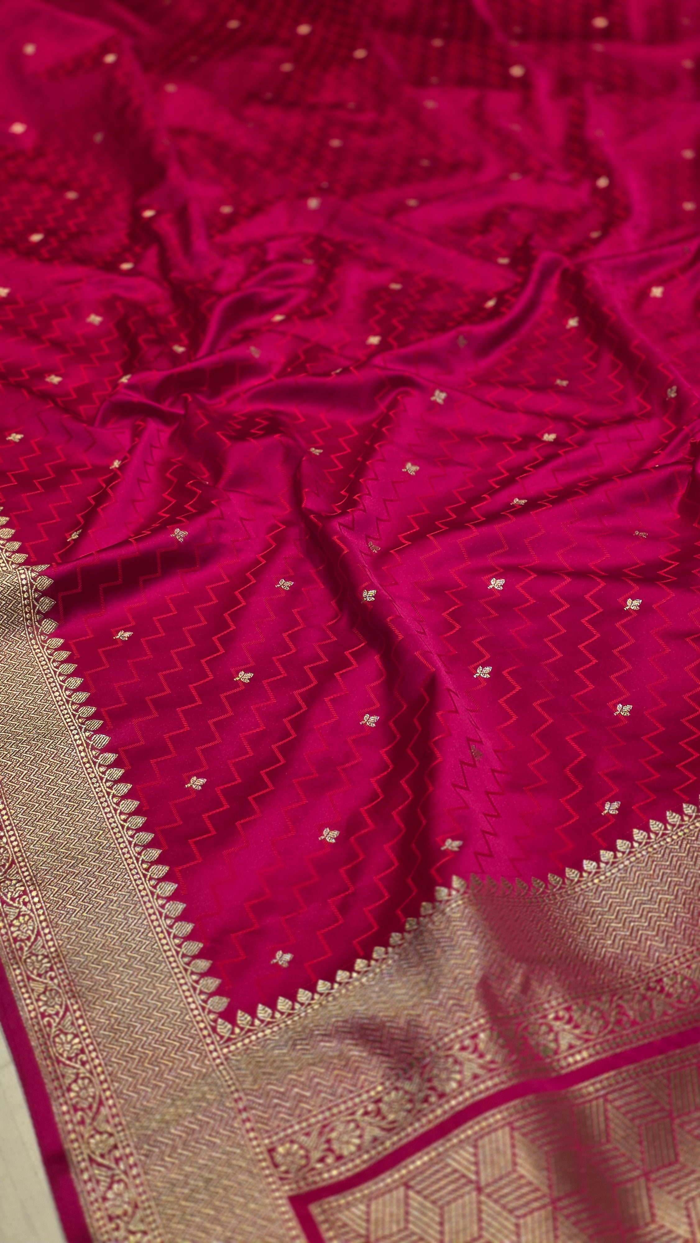 Raspberry Pink Red Mushru Banarasi Handloom Saree Raspberry Pink Red Mushru Banarasi Handloom Saree