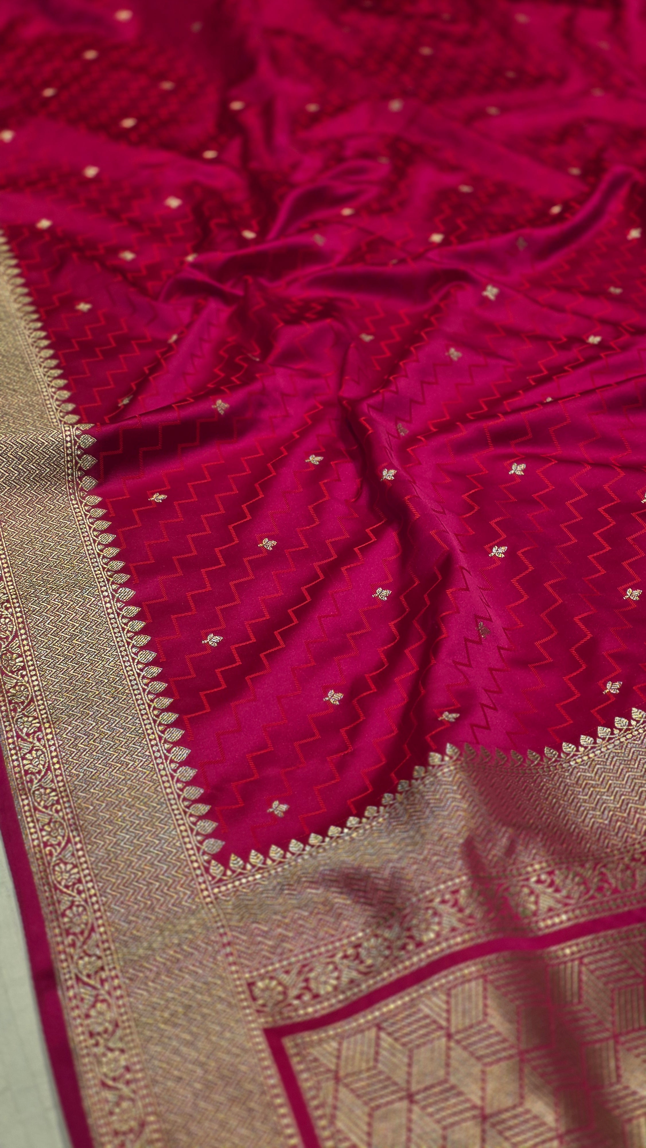 Raspberry Pink Red Mushru Banarasi Handloom Saree Raspberry Pink Red Mushru Banarasi Handloom Saree