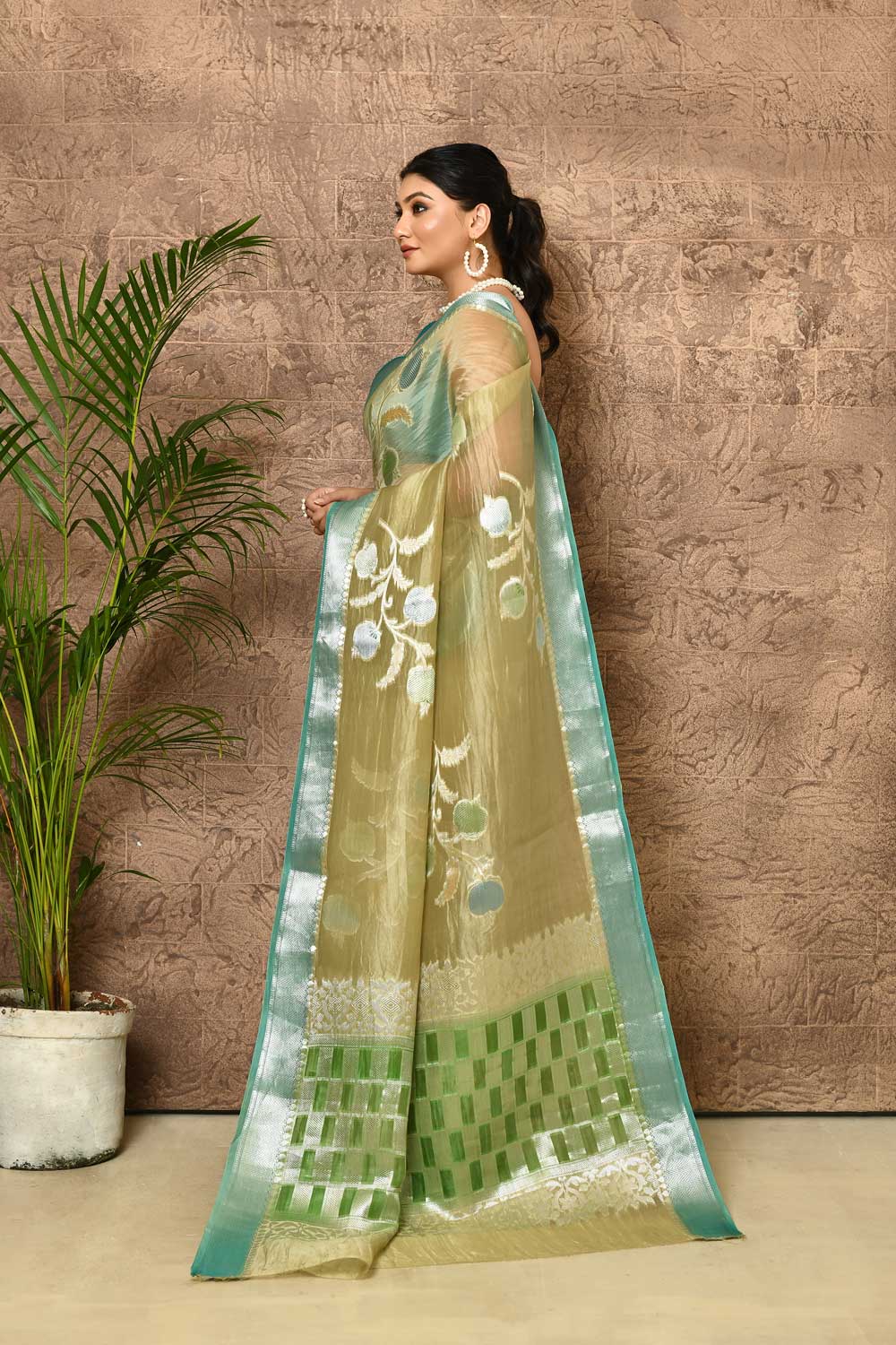 Olive Green Pure Kora Organza Banarasi Handloom Silk Saree With Contrast Border