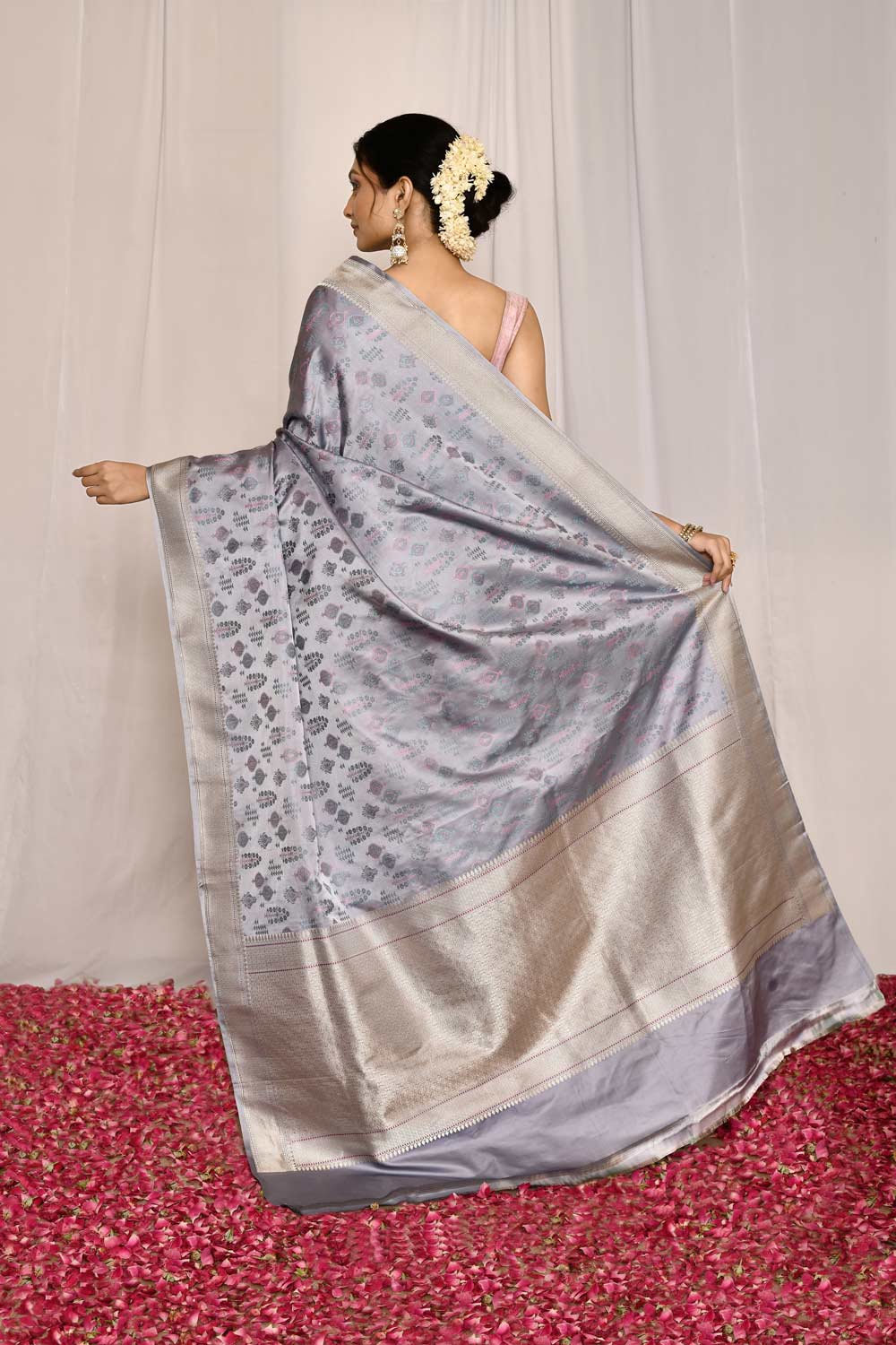 Soft Muted Grey' Pure Katan Mushru Silk Banarasi Handloom Silk Saree